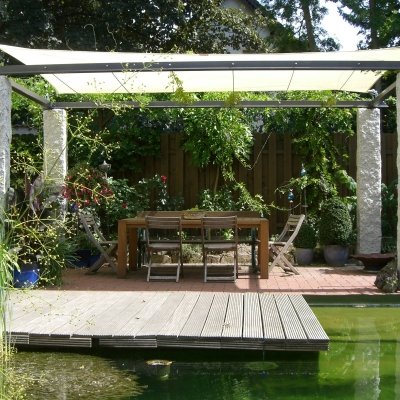 Sonnensegel über einem Esstisch im Garten