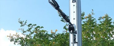 Durch die Gleitschiene wird eine Höhenverstellbarkeit des Sonnensegels ermöglicht