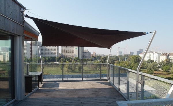 Sonnensegel auf einem Balkon