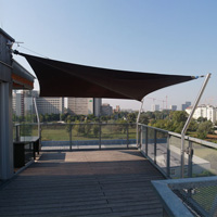 Automatisches Sonnensegel auf einer Dachterrasse