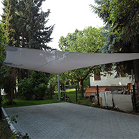 Klassisches Sonnensegel über einer Abstellfläche