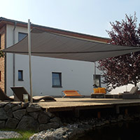 Terrasse mit einem manuell aufrollbaren Sonnensegel