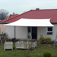 Terrasse mit weißem aufrollbaren Sonnensegel