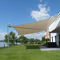 Vollautomatisches Sonnensegel an einem See