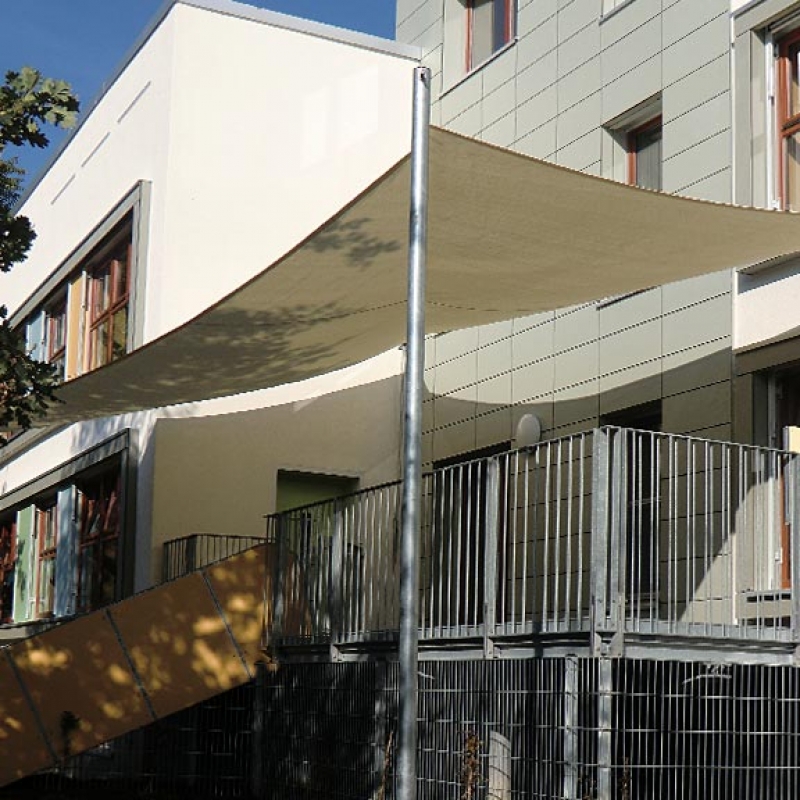Helles Sonnensegel über einem Balkon