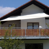 Balkon mit einem weißen Sonnensegel