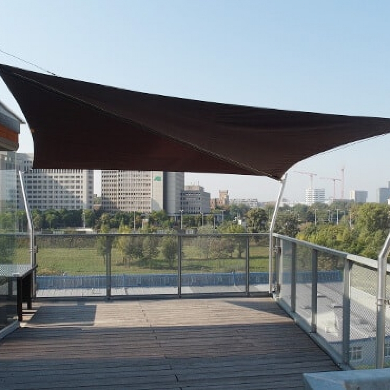 Sonnensegel auf einem Balkon