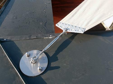 Eine runde Wandhalterung für die Fixierung eines Sonnensegels