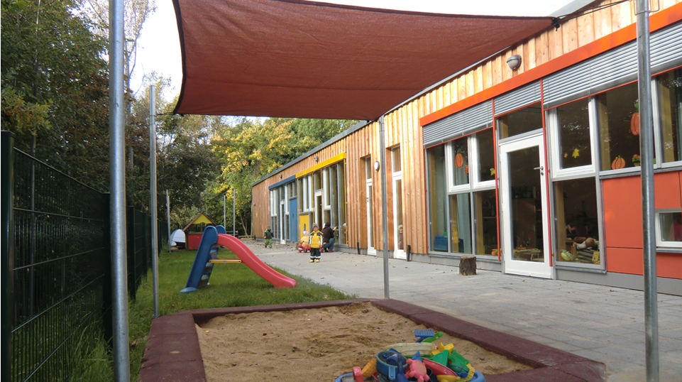 Sandkastenabdeckung komplett geöffnet