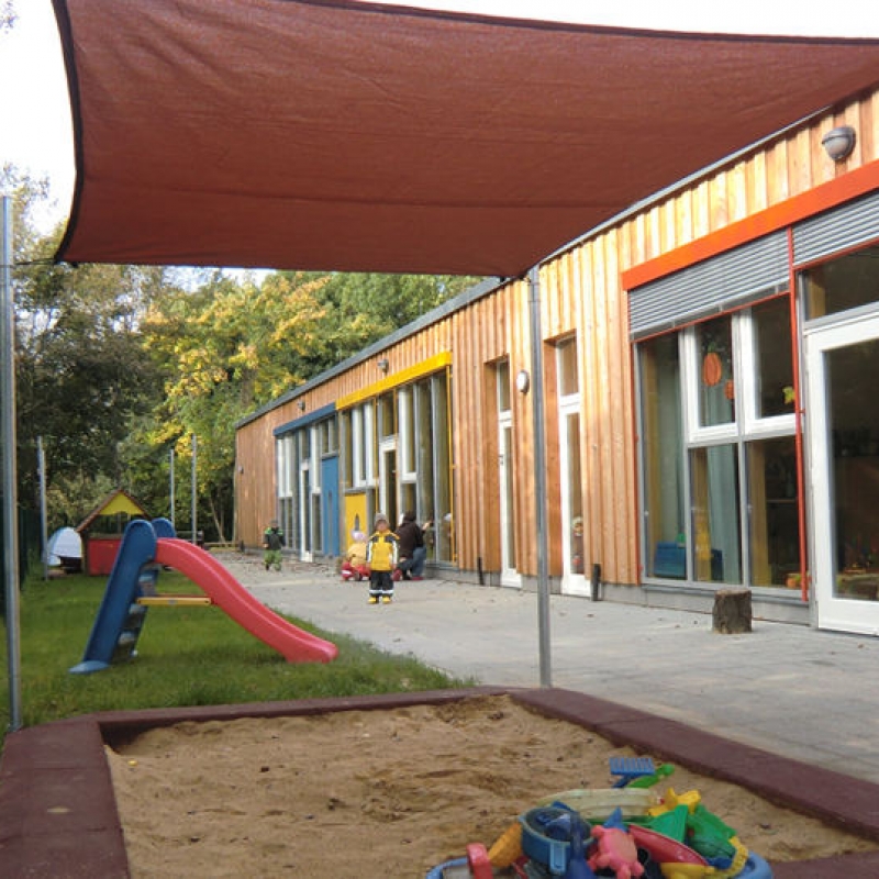 Sandkastenabdeckung im geöffneten Zustand.