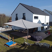 Sonnensegel über einer Terrasse