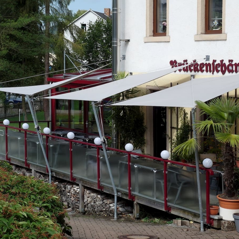 Weißes Sonnenschutzsystem für Außenbereich von Restaurant